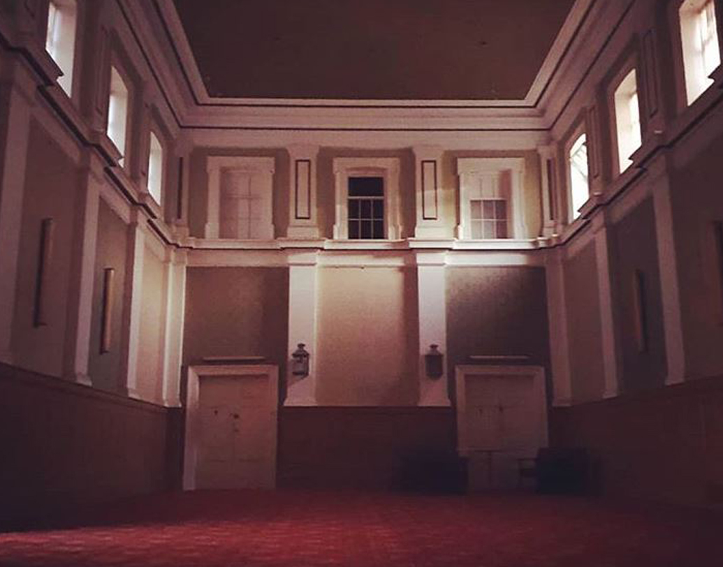 প্রায় দু’ হাজার রোগী এবং ৫০০ জন নার্স এবং ডাক্তার নিয়ে মেলবোর্ন থেকে ২৫০ কিলোমিটার দূরে অ্যারাডেলে ১৮৬৭ সালে ওই চিকিৎসাকেন্দ্র গড়ে ওঠে। বিস্তৃত জায়গার উপর গড়ে ওঠা ওই হাসপাতাল যেন নিজেই একটি গ্রামের সমান। চ্যাপেল, বাগান, স্কুল কী ছিল না সেখানে!