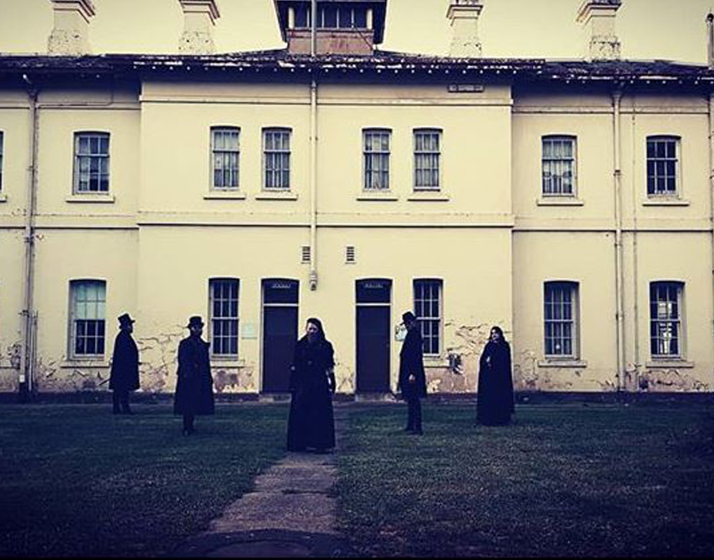 ১৯৯০ সালে ওই অ্যাসাইলাম বন্ধ হয়ে গেলে তা সাধারণের ‘গোস্ট ট্যুর’ হিসেবে ব্যবহৃত হতে থাকে। ওই সময় হাসপাতাল পরিদর্শন কালে অনেক পর্যটক নানা ধরণের রহস্যজনক ঘটনার সম্মুখীন হন। সার্জারি রুমে গিয়ে অনেকেই মাথা ব্যথা, বমি ভাবের শিকার হয়েছেন।