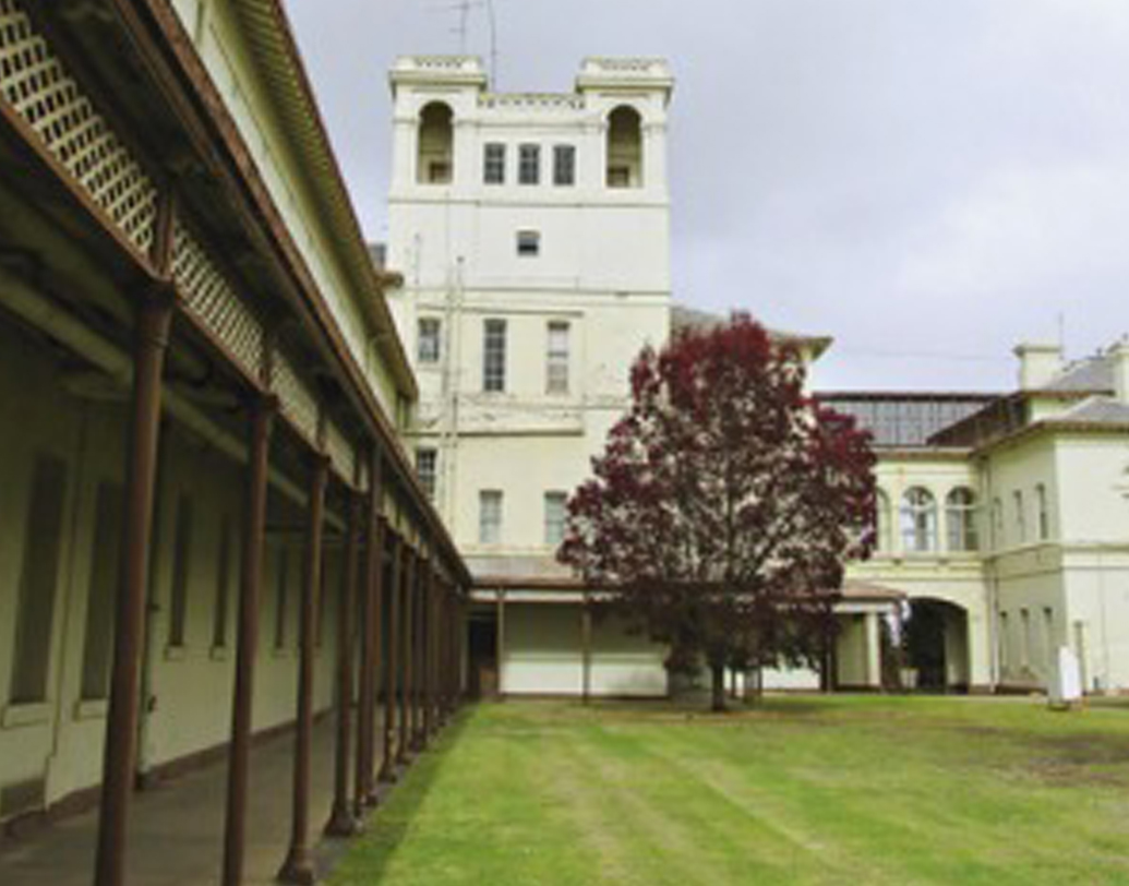 ছবি তোলার সময় নাকি কারও কারও ক্যামেরায় ধরা পড়েছে অশরীরী অবয়ব। কেউ আবার আবার সংজ্ঞাহীন হয়েও পড়েন বলে জানা গিয়েছে। স্থানীয় বাসিন্দাদের মতে ওখানকার দেওয়ালে কান পাতলে নাকি আজও শোনা যায় রোগীদের আর্ত চিৎকার, দেওয়ালে দেখা যায় আঁচড়ের দাগ।