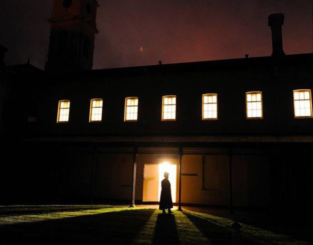 সত্যিই কি ওই জায়গায় লুকিয়ে রয়েছে কোনও অজানা রহস্য? তা নিয়ে প্যারানর্মাল বিশেষজ্ঞরা এখনও গবেষণা চালিয়ে যাচ্ছেন। তবে ১৩০ বছর ধরে আবাসিকদের উপর ঘটে যাওয়া বিভিন্ন অদ্ভূত ঘটনা, রোগীদের উপর নির্মম অত্যাচারের ইতিহাস  অ্যারাডেল মানসিক চিকিৎসাকেন্দ্রকে পৃথিবীর অন্যতম আশ্চর্যজনক জায়গার তকমা এনে দিয়েছে।