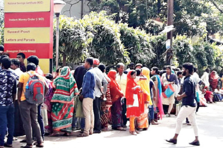 অপেক্ষা: বহরমপুর ডাকঘরের সামনে। নিজস্ব চিত্র