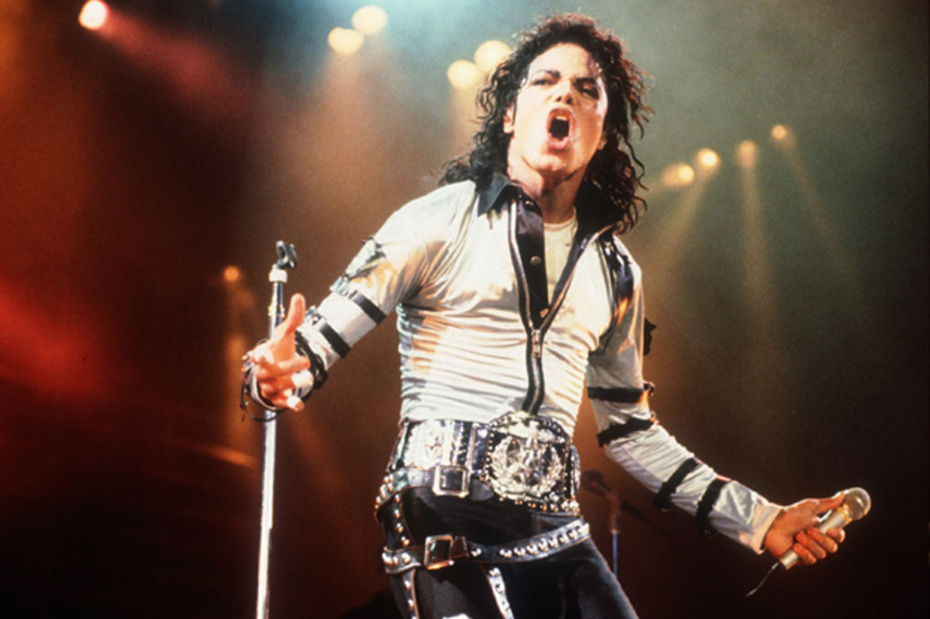 এর পিছনে একটা বড় রহস্য রয়েছে। রহস্যটা লুকিয়ে রয়েছে মাইকেল জ্যাকসনের পোশাকের মধ্যেই। কৃতিত্ব তাঁর পোশাক ডিজাইনার ডেনিস টমকিন্সের।