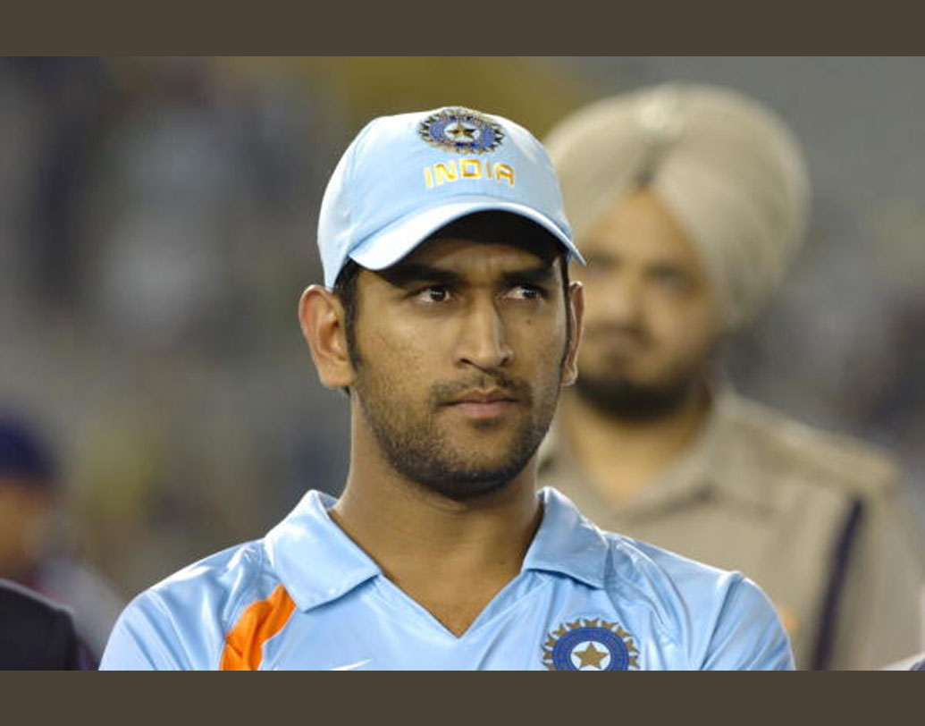 ২০০৭-এর বিশ্বকাপে গ্রুপ পর্যায়ের প্রথম ম্যাচেই বাংলাদেশের মতো তথাকথিত দূর্বল টিমের কাছে ৫ উইকেটে হেরে যায় ভারত। এর পর বারমুডাকে হারালেও শ্রীলঙ্কার কাছে ৬৯ রানে হেরে সে বার প্রথম রাউন্ডেই বিদায় নেয় দ্রাবিড়ের টিম। সেই রোষে ক্ষিপ্ত ঝাড়খণ্ড মুক্তিমোর্চার সমর্থকদের একাংশ পাথর ছোড়ে ধোনির বাড়িতে।