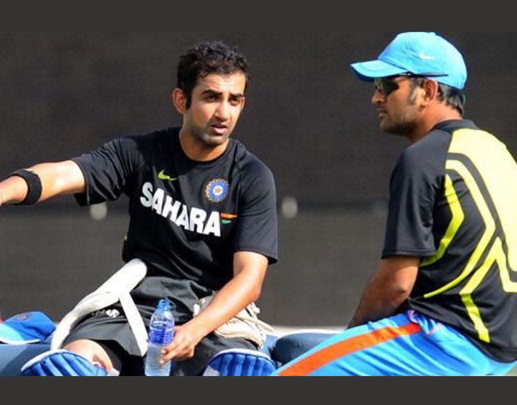 ২০১১-’১২ সালে অস্ট্রেলিয়ার বিরুদ্ধে সিরিজের চার টেস্টই হেরেছিল টিম ইন্ডিয়া। এর পর ত্রিদেশীয় ওয়ান ডে সিরিজের আগে সচিন তেন্ডুলকর, বীরেন্দ্র সহবাগ ও গৌতম গম্ভীরকে নাকি ‘ক্যাপ্টেন কুল’ জানান যে, তাঁদেরকে একসঙ্গে খেলাবেন না তিনি। কারণ হিসাবে সচিনদের ফিটনেস ও ফিল্ডিংকে দক্ষতাকে কাঠগ়ড়ায় দাঁড় করিয়েছিলেন মাহি।