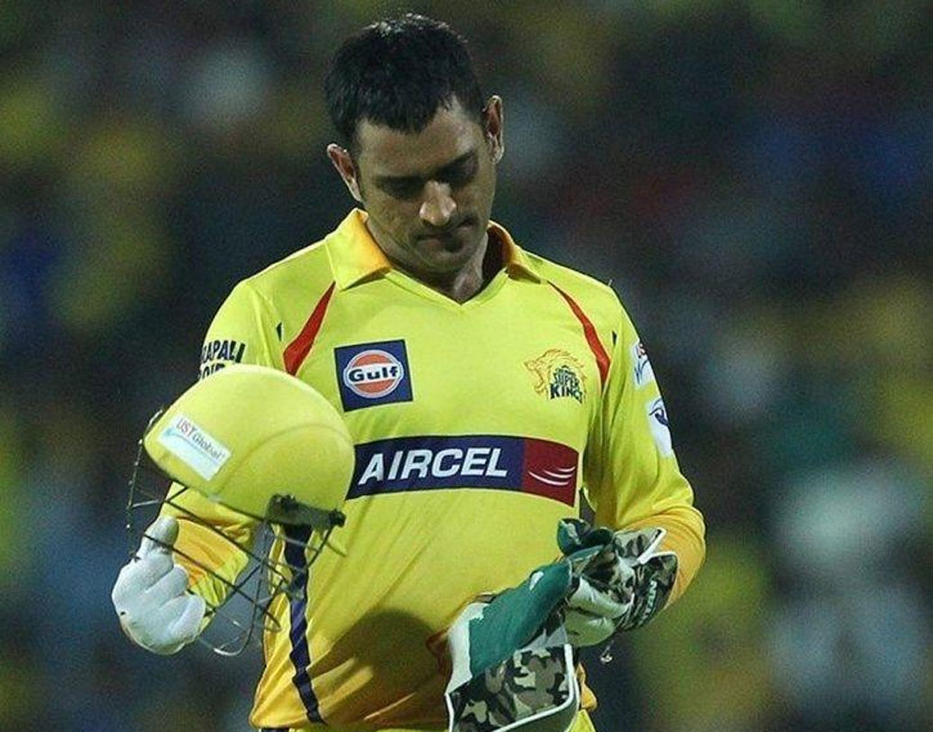 গড়াপেটায় ধোনির নাম না জড়ালেও চেন্নাইয়ের জন্য দুঃসংবাদ বয়ে এনেছিল লোঢা কমিশন। স্পট ফিক্সিং-কাণ্ডে সুপ্রিম কোর্টের নিযুক্ত ওই কমিশন আইপিএল থেকে দু’বছরের জন্য নির্বাসনে পাঠিয়ে দেয় চেন্নাইকে।এর পর রাইজিং পুণে সুপারজায়ান্টের হয়ে দু’বছর খেলেন ধোনি।