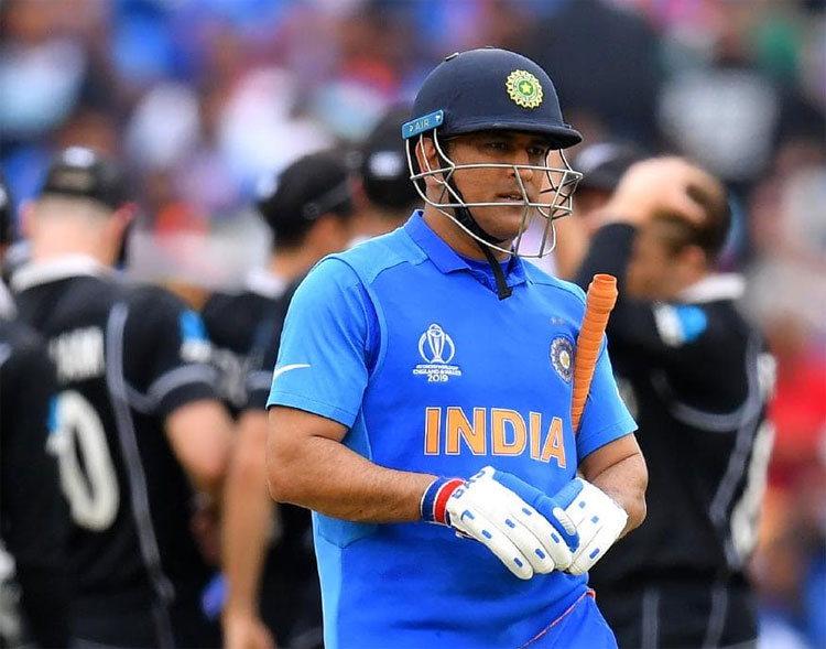 চলতি বছরের আইসিসি বিশ্বকাপ থেকে ছন্দে নেই ধোনি। বিশ্বকাপে তেমন সাড়া জাগানো ইনিংস খেলতে পারেননি। এমনকি বিশ্বের অন্যতম সেরা ‘ফিনিশার’-এর অবসর নিয়েও শুরু হয়েছে জল্পনা। তাঁর বদলে টিমে ঋষভ পন্থকে টিম ইন্ডিয়ায় দেখতে চান অনেকেই।