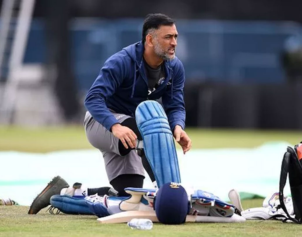 বিরাট কোহালির নেতৃত্বে আইসিসি বিশ্বকাপের সেমিফাইনালে উঠলেও নিউজিল্যান্ডের বিরুদ্ধে হেরেছিল ভারত। এর পর থেকেই তাঁর অবসরের জল্পনা নিয়ে যেন দু’ভাগ হয়ে গিয়েছেন ফ্যান এবং প্রাক্তনেরা। বহু সেলিব্রিটিরা তাঁর সপক্ষে মুখ খুললেও ধোনির অবসর নিয়ে এতটা আলোচনা বোধহয় আগে কখনও হয়নি।