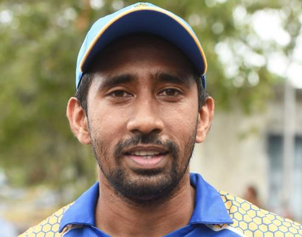 কে না জানে, স্পিনিং ট্র্যাকে খুব একটা সাবলীল নন ঋষভ পন্থ। ঘরের মাঠে দক্ষিণ আফ্রিকার বিরুদ্ধে টেস্টে ভেসে উঠছে আরও এক উইকেটকিপারের নাম। তিনি ঋদ্ধিমান সাহা। ৩৪ বছরের ঋদ্ধির কিপিং দক্ষতা নিয়ে সন্দেহ নেই কারও। তবে কি ঋষভের পরিবর্তে ফের ঋদ্ধিকে টিম ইন্ডিয়ায় দেখা যাবে?