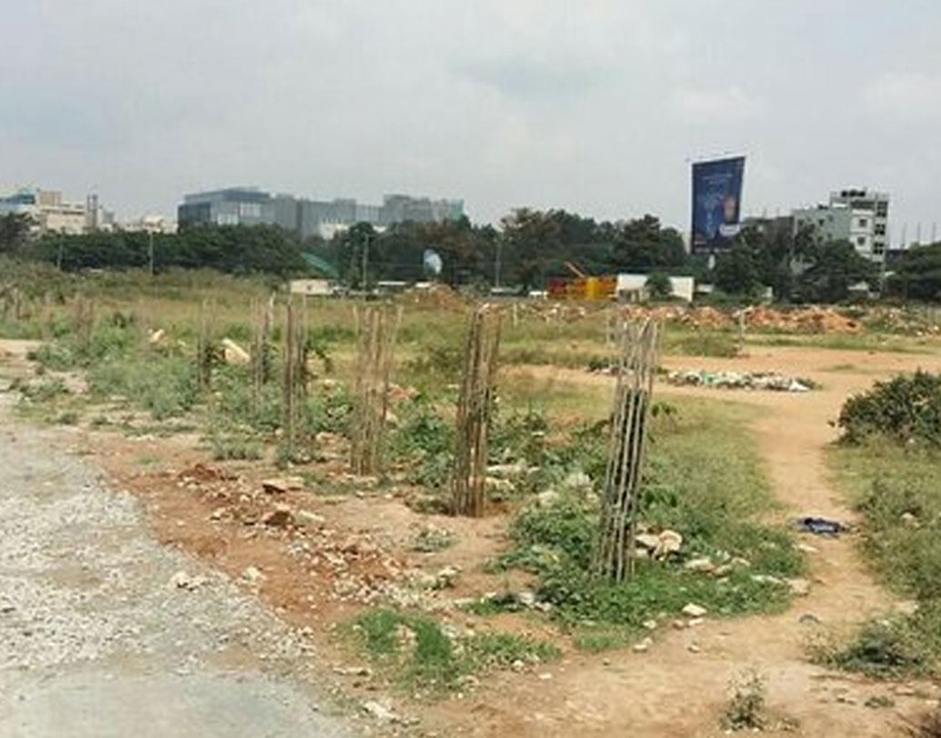 সেই সময় তাঁদের সংসারে মাসিক আয় হাজার টাকায় নেমে এসেছিল। বাধ্য হয়ে তাঁর বাবা একদিন পাওয়ার লুম মেশিনটাকেই বেচে দেন। সামান্য মাইনেতে স্থানীয় একটি দোকানের হিসাবরক্ষক হিসাবে যোগ দেন। সেই সব টানাপড়েন থেকেই হয়তো পড়াশোনার প্রতি ইচ্ছাটা চলে যাচ্ছিল চিদানন্দের। তাই দশম শ্রেণিতে অনুত্তীর্ণ হওয়ার পর আর স্কুলে যাননি।