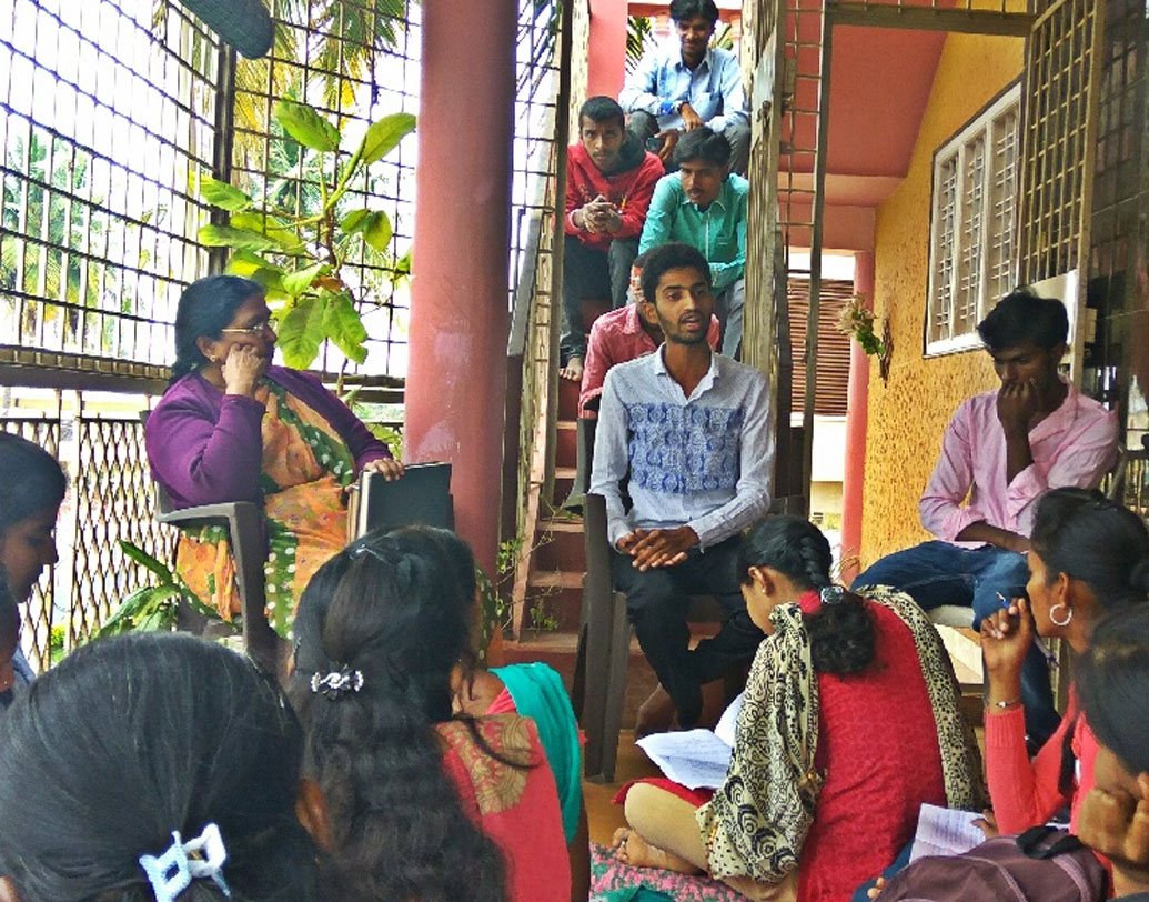 প্রতি বছর তাঁর সংস্থার সদস্য মুখ বদলে যায়। ভাল চাকরি পেয়ে চিদানন্দকে ছেড়ে চলে যান তাঁর সহকর্মীরা। চিদানন্দও চাইলে কোনও না কোনও চাকরি জুটিয়ে নিতেই পারতেন হয়ত। কিন্তু মাস মাইনের লোভ ছেড়ে প্রকৃতিকেই বাঁচিয়ে চলেছেন তিনি। স্কুলের গণ্ডি না পেরনো চিদানন্দকে নিয়ে আজ তাই গর্বের শেষ নেই দোদ্দাবল্লাপুরের।