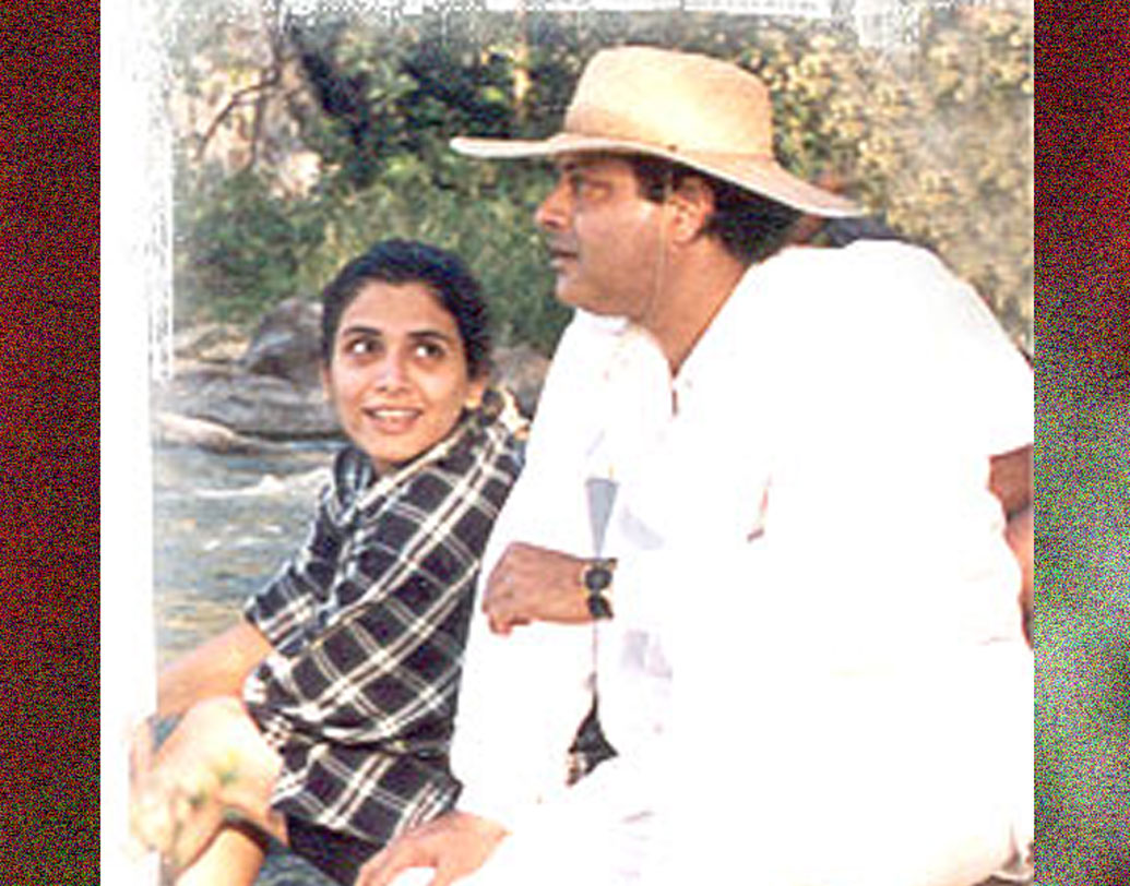 বাড়িতে জানানোর সাহস করতে পারেননি সুপ্রিয়া। এ দিকে স্কুল ফাঁকি দিয়ে সচিনের সঙ্গে জোর প্রেম চলছে তাঁর। বয়সের পার্থক্য কখনও দু’জনের মাঝে বাধা হয়ে দাঁড়ায়নি। কিন্তু একদিন স্কুল থেকে সুপ্রিয়ার বাড়িতে চিঠি পৌঁছয়। তখন স্কুল ইউনিফর্ম পরে বেরলেও প্রায়ই স্কুলে যেতেন না। স্কুলের থেকে সেই চিঠি পেয়ে ভীষণ ভেঙে পড়েছিলেন তাঁর বাবা-মা।