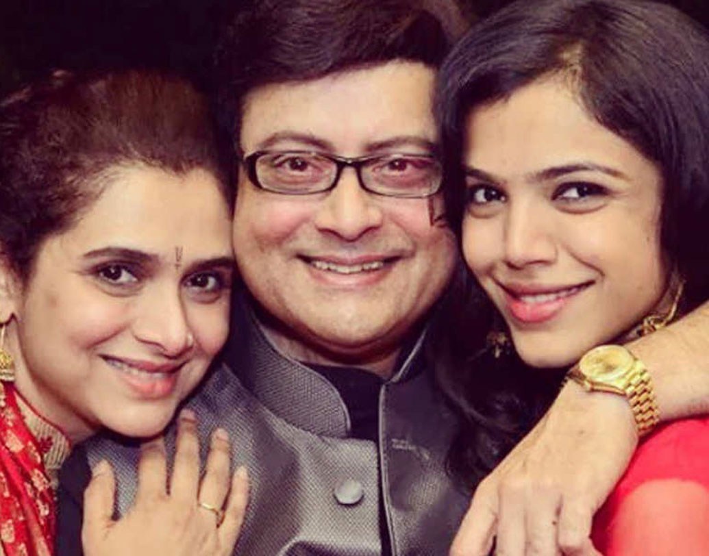 জীবনের ৩৪টা বছর একসঙ্গে কাটিয়ে ফেলেছেন তাঁরা। প্রেমের উপহার? তাঁদের একমাত্র মেয়ে ৩০ বছরের শ্রিয়া।