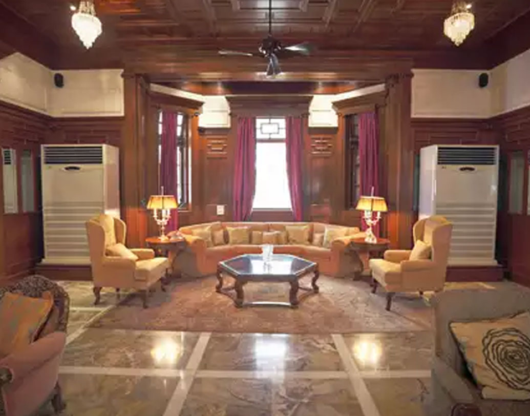 ব্যক্তিগত ব্যবহারের জন্যই জাটিয়া হাউস তিনি কিনে নিয়েছিলেন। তার আগে এই বাংলোয় থাকতেন পুদুমজি ইন্ডাস্ট্রির মালিক জাটিয়া পরিবার। মায়ানমার থেকে এ দেশের আসার পর ১৯৭০ সালে এম সি ভকিলের কাছ থেকে এই বাংলোটি কিনে নিয়েছিল জাটিয়া গোষ্ঠী।