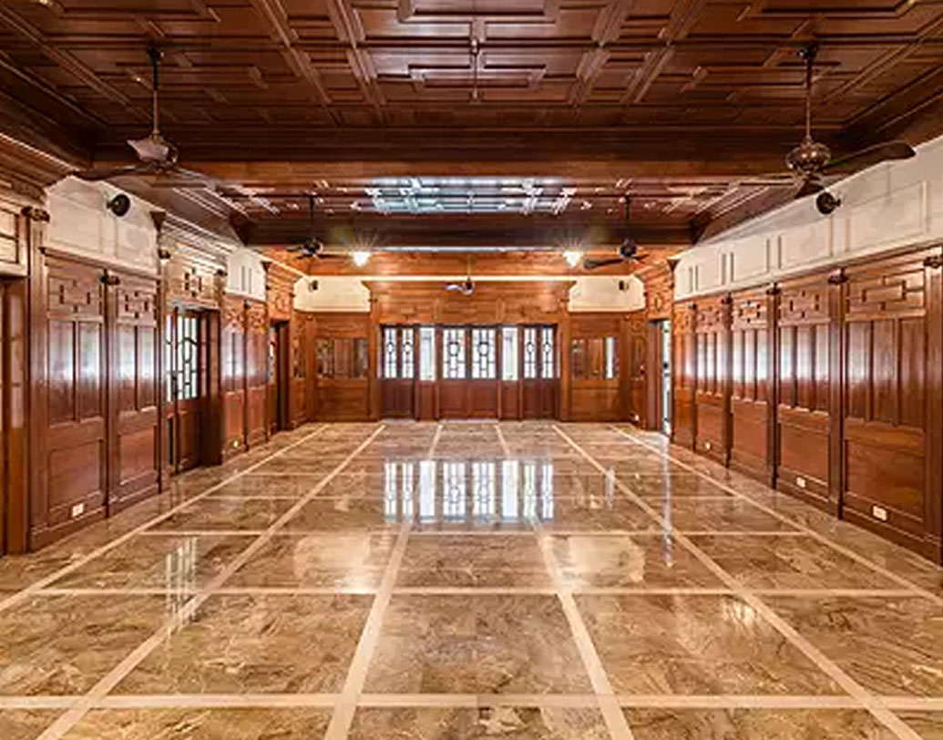 কিন্তু শ্যাম জাটিয়ার তিন মেয়ে এবং অরুণ জাটিয়ার দুই মেয়ে অক ছেলে। পরিবারের মোট পাঁচ মেয়ের বিয়ে হয়ে যাওয়ায় সদস্য সংখ্যা কমতে শুরু করে। তাই এত বড় আকারের বাংলো বিক্রি করে দেওয়ার সিদ্ধান্ত নেন জাটিয়ারা।