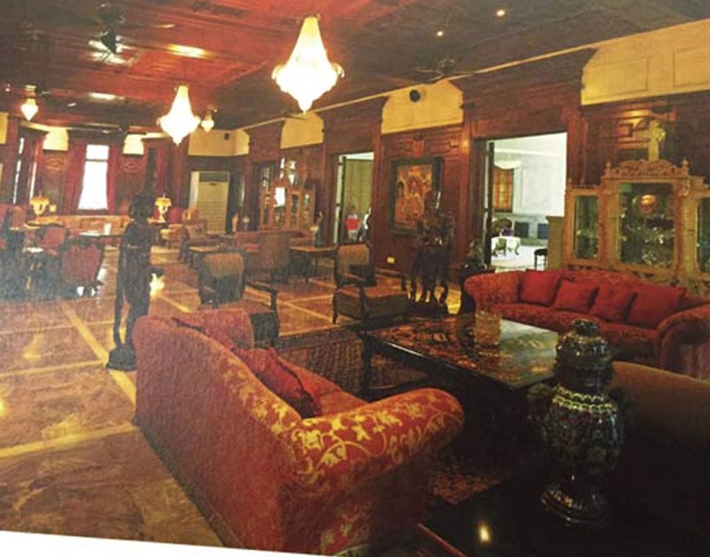 ১৯৫০ সালে তৈরি হয়েছিল এই বাংলো। অনেক পুরনো হওয়ায় বাংলোটার বাইরে কোনও আধুনিকতার ছাপ নেই ঠিকই, তবে বাংলোর বিশাল আকার আর রাজকীয় আসবাবপত্র এর রূপ বাড়িয়ে তুলেছে, বাংলোটির একটা আলাদা আভিজাত্য গড়ে দিয়েছে।