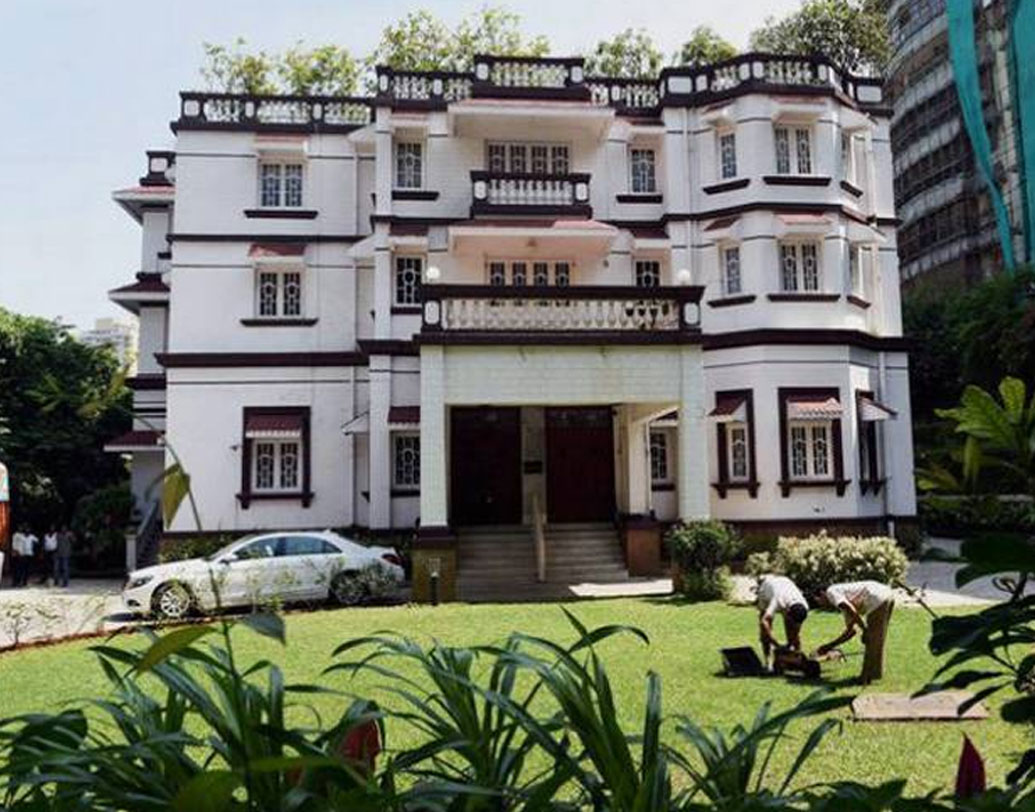 প্রায় ৩ হাজার বর্গ ফুট এলাকা জুড়ে দাঁড়িয়ে রয়েছে বাংলোটি। আর আশেপাশের বাগান মিলিয়ে মোট জায়গা ২৮ হাজার বর্গ ফুট! বাংলোর প্রায় সব ঘর থেকেই সমুদ্রের শোভা দেখা যায়।