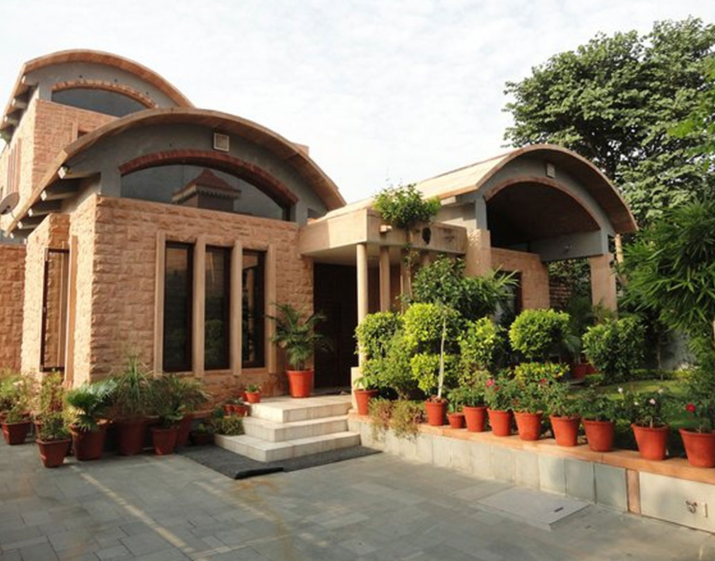 তাক লাগানো সব বাংলো বিপুল দামে কেনার সুবাদে আরব সাগরের তীরের এই শহরে অবশ্য আগেও শিরোনামে এসেছে।