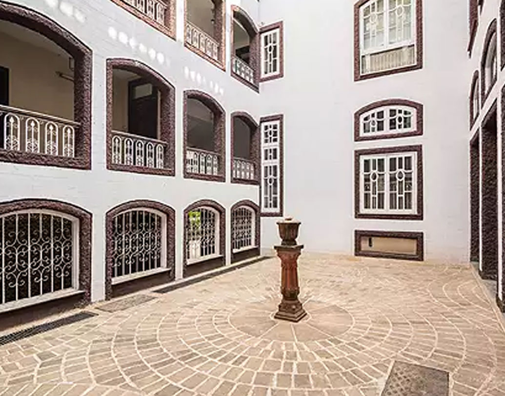 যেমন, এই মালাবার হিলেই ২০১১ সালে ৪০০ কোটি টাকায় নিলাম হয়েছিল মাহেশ্বরী হাউস। যা কিনেছিলেন শিল্পপতি সজ্জন জিন্দল। কুমারমঙ্গলমের নতুন ঠিকানার আগে পর্যন্ত এটাই ছিল ভারতে সব থেকে বেশি দামে বিক্রি হওয়া বাংলো।