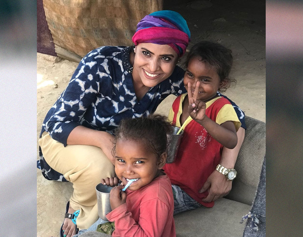 মারণ রোগ শক্ত কামড় বসিয়ে দিল তাঁর জীবনে। কিন্তু সেটাও নড়াতে পারেনি তাঁকে। নিজের কথা না ভেবে বস্তির শিশুদের মুখে খাবার তুলে চলেছেন তিনি। ওই শিশুগুলোর ‘সুপারহিরো’ আঁচল।