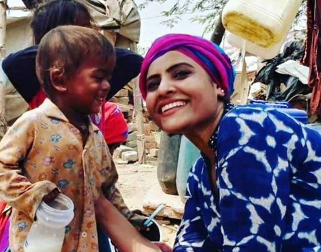 দিল্লির রংপুরীর একটি নিম্ন মধ্যবিত্ত পরিবারে আঁচল শর্মার জন্ম। বাবা-মা আর তিন ভাইবোন তাঁরা। বাবা ছিলেন একজন অটোচালক। অন্যের কথায় প্রভাবিত হয়ে উপার্জনের সমস্ত টাকা একটি গাড়ি কিনতে খরচ করে ফেলেন। কিন্তু গাড়ির ব্যবসায় লাভের মুখ দেখেননি তিনি। এ দিকে অটো চালানোর কাজটাও চলে যায়।