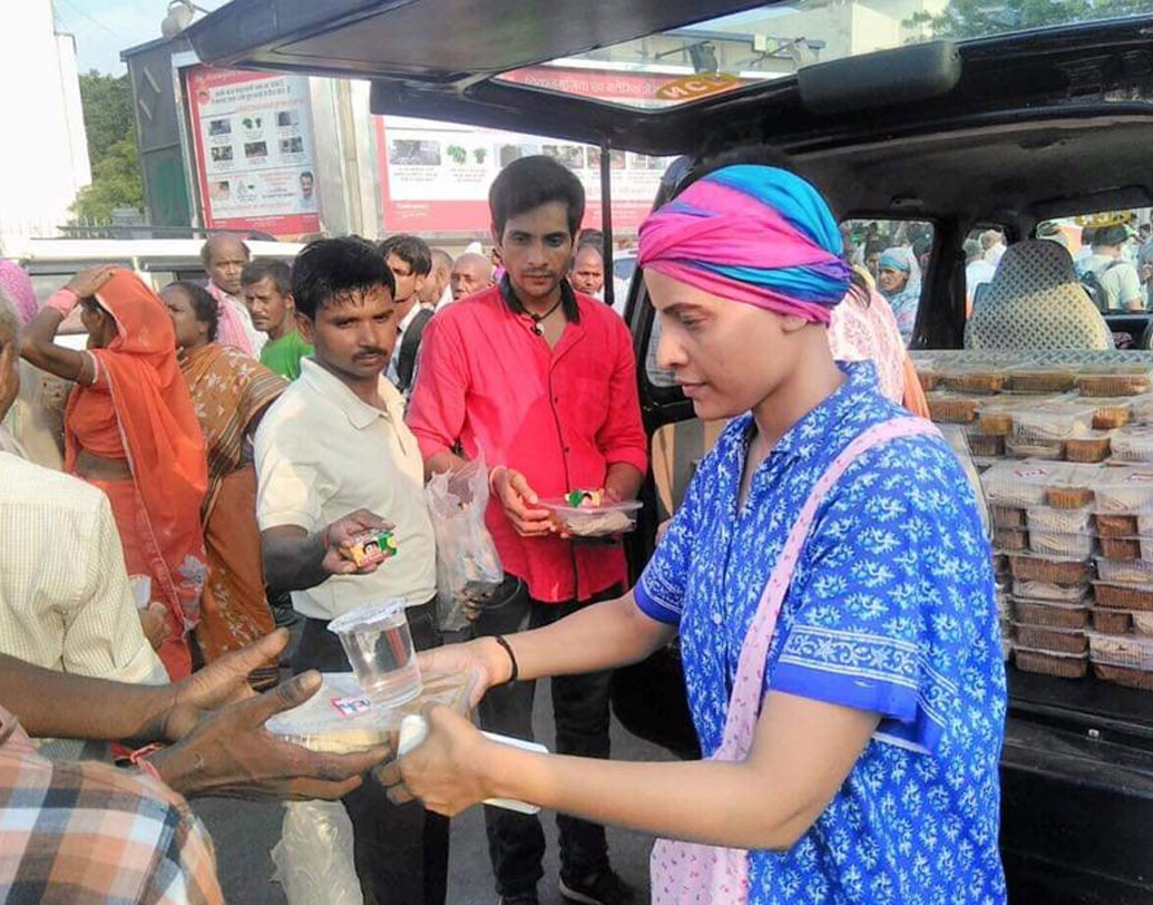 হতাশ হয়ে মদের নেশায় বুঁদ হয়ে যান তিনি। দারিদ্র থাকলেও সংসারে শান্তি ছিল। বাবার কাজ হারানোর পর থেকে সেই শান্তিটুকুও নষ্ট হয়ে যায়। রোজ মদ্যপ অবস্থায় বাড়ি ফিরে আঁচলের মাকে বেধড়ক মারধর করতেন তিনি।