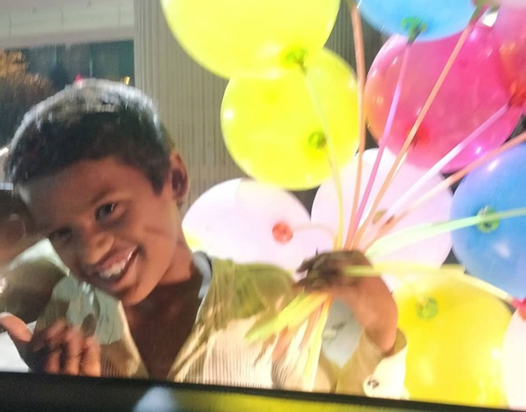 তিন সন্তানের মুখের দিকে তাকিয়ে বাধ্য হয়েই একটি কারখানায় শ্রমিকের কাজ নেন আঁচলের মা। সারা দিন পরিশ্রমের পর সামান্য বেশি রোজগারের জন্য দিনের পর দিন অতিরিক্ত সময়েও কাজ করেছেন। কিন্তু সে কাজও বেশি দিন টেকেনি।