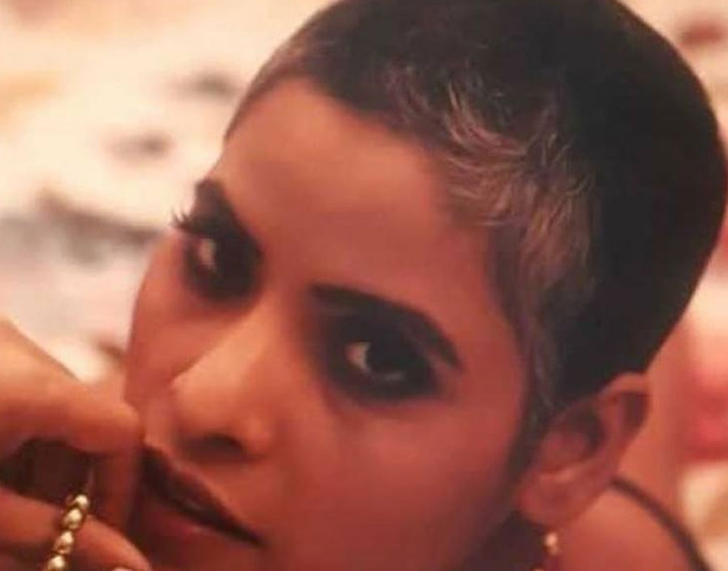 বাড়িতে খাবার থাকত না সে সময়। দিনের পর দিন অনাহারেই কাটিয়েছেন আঁচলরা। কখনও কখনও একটি বা দুটো রুটি লঙ্কা গুঁড়ো দিয়ে রোল করে খেয়ে নিতে হয়েছিল তাঁদের। সেটাই তখন তাঁদের কাছে এলাহি খাবার।