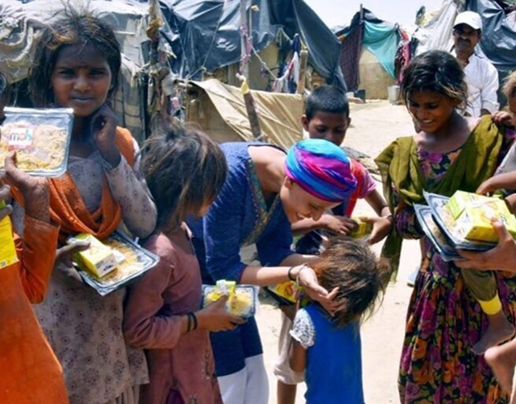 আঁচল তখন অষ্টম শ্রেণিতে পড়েন আর তাঁর দাদা নবম শ্রেণিতে। মাইনে দিতে না পেরে দু’জনকেই স্কুল ছাড়তে হয়। দাদা কাছের একটি মোটর গ্যারেজে কাজ শুরু করেন। আঁচলও একটি সংস্থার রিসেপশনিস্টের কাজ পান। অনেকটা উন্নতি হয় পারিবারিক পরিস্থিতির।