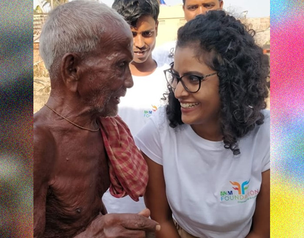 এমনকি ইংরাজি বলাটাও খুব সুন্দর রপ্ত করে নিয়েছিলেন। নিজের চেষ্টায় ক্রমে কেরিয়ারের গ্রাফ উপরে তুলেছেন। প্রমোশান পেয়েছেন, এমনকি একটি ফ্ল্যাটও কিনেছেন নিজের উপার্জনে। অত্যন্ত লড়াকু এই মেয়েটা কখনও নিজের দুঃখ-কষ্ট নিয়ে বিলাপ করেননি।