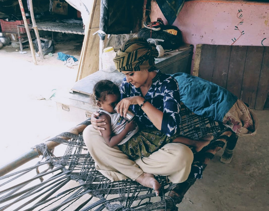 তাঁর বোন একটি ছেলেকে ভালবেসেছিলেন, কিন্তু বাবা-মা কিছুতেই তা মানতে চাইছিলেন না। আঁচলই মধ্যস্থতা করে, খরচ করে বিয়ে দেন বোনের। দিনগুলো খুব আনন্দেই কাটছিল তাঁর।