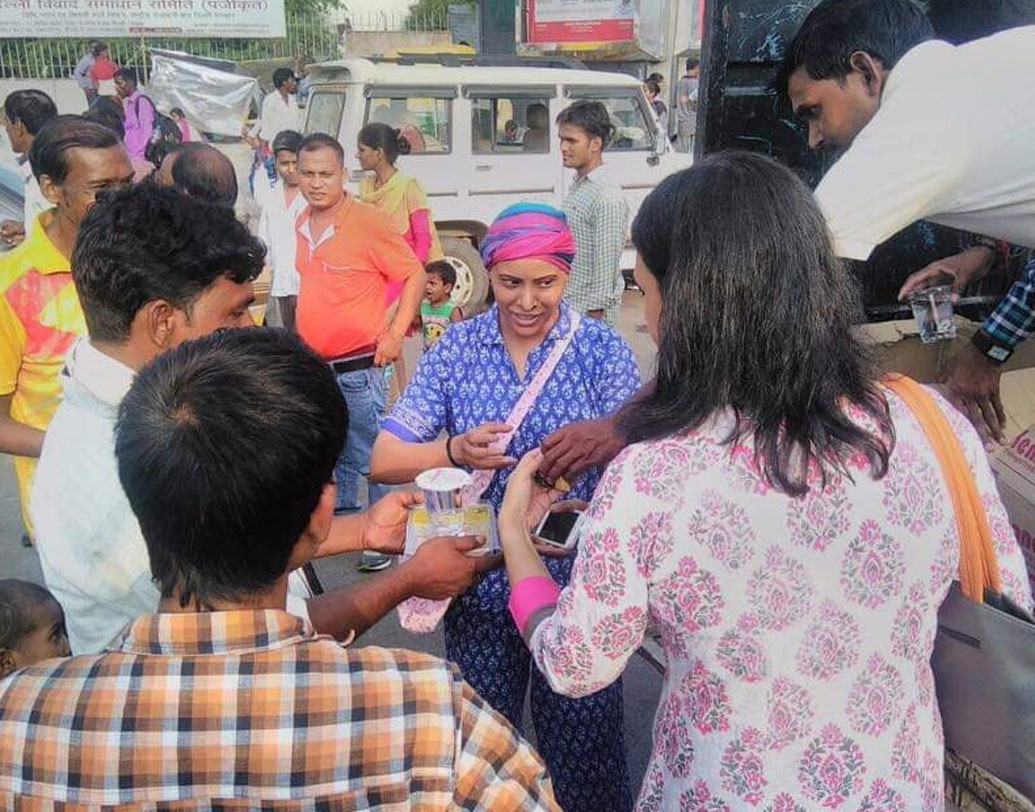 বিয়েটা আঁচলেরও ভাল হয়নি। বাবা-মা একপ্রকার জোর করেই বিয়ে দিয়েছিলেন তাঁর। কিন্তু পর দিন থেকেই মানসিক এবং শারীরিক নির্যাতনের শিকার হন তিনি। তিন মাসের মধ্যে শ্বশুরবাড়ি ছেড়ে চলে আসেন। এটাই শেষ নয়, জীবনের প্রতিটা মোড়ে আঁচলকে হোঁচট খেতে হয়েছে, প্রতিটা মোড়ে তাঁকে আরও বেশি মনের জোর নিয়ে লড়ে যেতে হয়েছে।