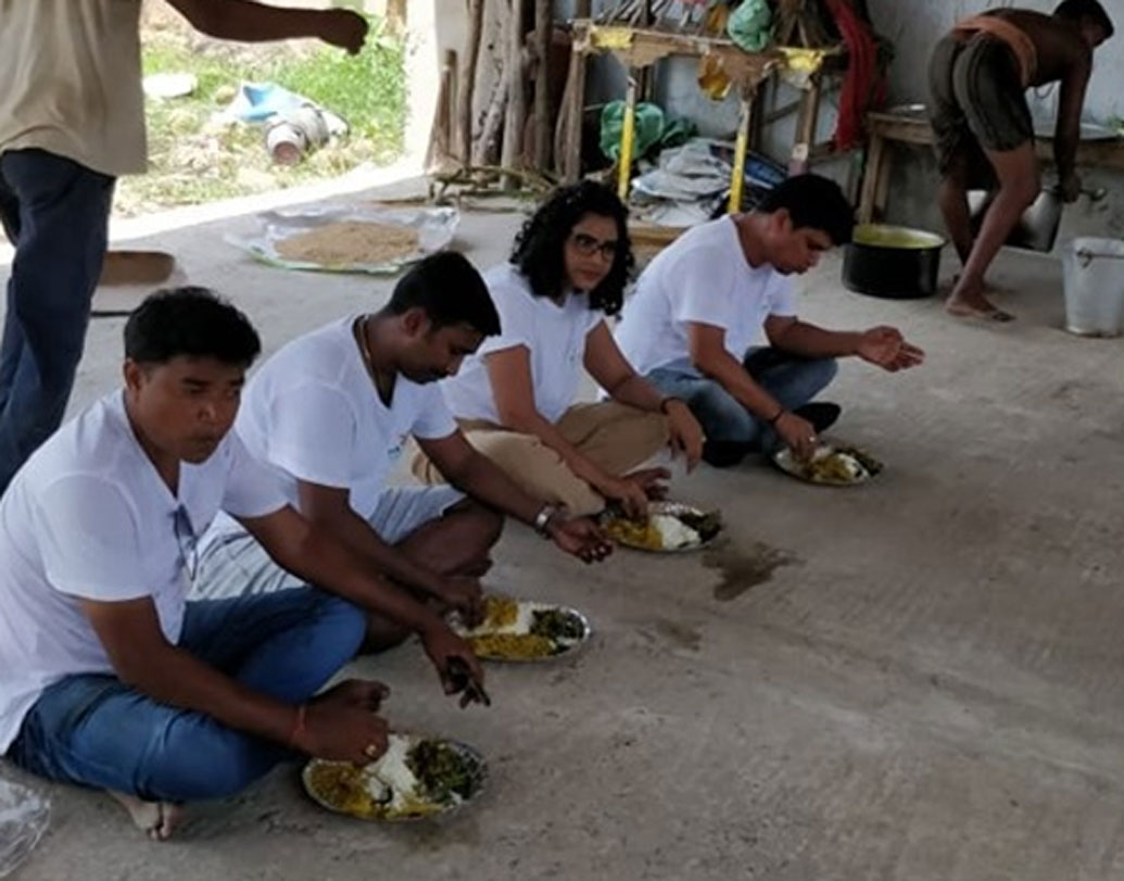 এর পর যেমন তাঁর জন্য তৈরি ছিল আরও দুটো খাঁড়া। প্রায় একই সঙ্গে বাবা-মা দু’জনেই অসুস্থ হয়ে পড়লেন। বাবার যক্ষ্মা হল আর মা খুব বিরল স্নায়ু রোগে আক্রান্ত হলেন। আঁচল একাই দু’জনের চিকিৎসার ভার নিয়ে নিলেন। অর্থের জন্য কেরিয়ারে আরও বেশি নজর দিলেন। এ সব করতে গিয়ে যেটা হল, নিজের প্রতিই যত্ন নিতে ভুলে গেলেন।