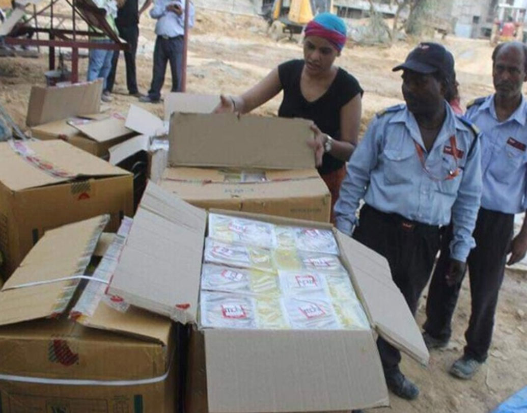 একদিন চিকিৎসকের কাছ থেকেই ফিরছিলেন আঁচল। ট্রাফিক সিগন্যালে কতগুলো শিশু তাঁর কাছে টাকা চায়। আঁচল তাঁদের খাওয়ানোর জন্য পাশের একটি রেস্তোরাঁয় নিয়ে যান। দোকানদার তাদের খাবার দেবেন না, স্পষ্ট জানিয়ে দেন।