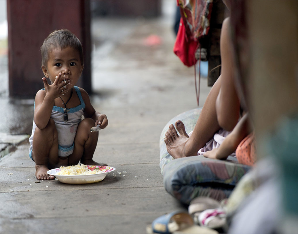পাশের অন্য একটি দোকানে যান তাঁরা। ছেঁড়া, নোংরা জামা পরা বাচ্চাগুলোকে দেখে অন্যেরা দোকান ছেড়ে চলে যান। ক্রেতা চলে যাচ্ছে দেখে, সেই দোকানদারও তাদের খাবার দেননি আর।