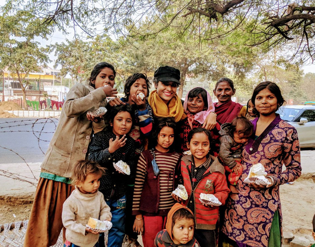 কোনও কাল্পনিক ক্ষমতা নেই তাঁর, জাদু ছড়ি ঘুরিয়ে বা তুড়ি মেরে খাবার হাজির করতে পারেন না। ছোটদের কল্পনার মতো আকাশে উঠে পাক খেতেও পারেন না, কিন্তু ওই শিশুগুলোর কাছে তিনিই ‘সুপারহিরো’। রিয়েল লাইফ সুপারহিরো।