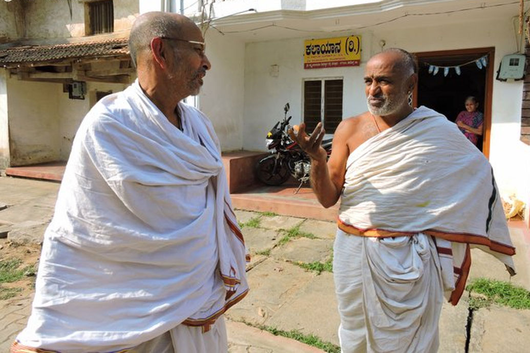 বাস্তবে টাইম ট্রাভেলের অস্তিত্ব নিয়ে প্রশ্ন রয়েছে। কিন্তু এই গ্রামে গেলে অনেকটাই বৈদিক যুগের আঁচ পেতে পারেন আপনিও। দেখবেন, আপনার আশেপাশে সকলেই প্রাচীন যুগের মতো পোষাক পরে ঘুরে বেড়াচ্ছেন। এমনকি একে অপরের সঙ্গে কথাও বলছেন সংস্কৃতে।