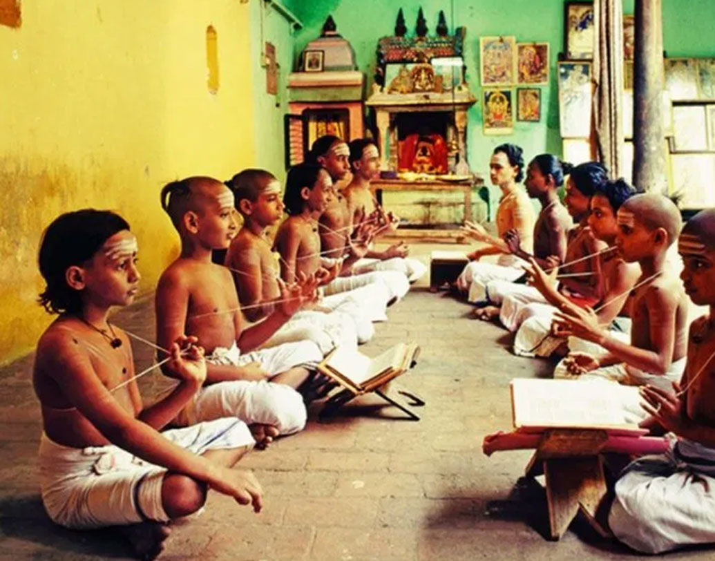 তাঁদের আচার-ব্যবহার, সংস্কারেও স্পষ্ট বৈদিক যুগের প্রভাব। গ্রামের বেশির ভাগ বাড়ি ওই ধাঁচে বানানো। বাড়ির বাইরে সংস্কৃত ভাষায় লেখা বিভিন্ন উক্তি। স্কুলে সংস্কৃত ভাষাতেই পড়ানো হচ্ছে। বাইরে স্কুলের নামটাও সংস্কৃত ভাষায় লেখা!