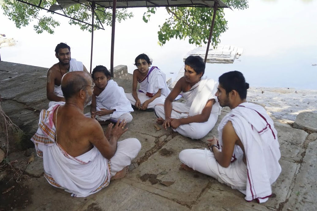 গ্রামের মাঝখানে একটি মন্দির রয়েছে আর মন্দিরের পাশেই রয়েছে পাঠশালা। বৈদিক যুগে এই ধরনের পাঠাশালাতেই পড়াশোনা চলত। সেই ঐতিহ্য বহন করে চলেছে মাত্তুর। পাঠশালায় পাঁচ বছরের জন্য সংস্কৃতের পাঠ নেওয়া এই গ্রামে বাধ্যতামূলক। দেশের বিভিন্ন প্রান্ত থেকে তালপাতায় লেখা সংস্কৃত হরফও সংগ্রহ করেন গ্রামবাসীরা।