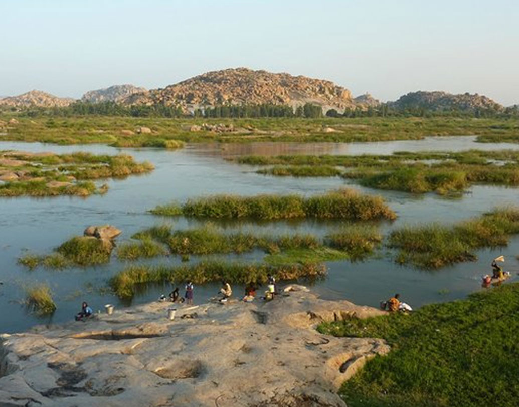 গ্রামের সব্জি বিক্রেতা থেকে পুরোহিত, সকলেই সংস্কৃতে পারদর্শী। তুঙ্গ নদীর তীরে একদল পুরোহিত সংস্কৃত মন্ত্রচারণ করছেন, আর তাঁদের ঠিক পিছনে রাস্তা দিয়ে মোবাইলে সংস্কৃতে কথা বলতে বলতে এগিয়ে যাচ্ছেন মানুষজন, এমন দৃশ্য এখানে ধরা পড়ে সহজেই।