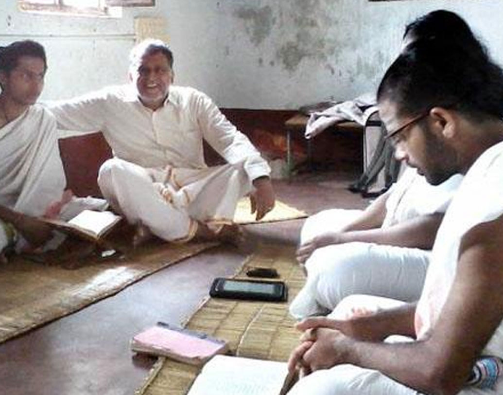 একবিংশ শতাব্দীতে দাঁড়িয়ে রোজকার জীবনে সংস্কৃত ভাষা, আচার-ব্যবহারের প্রয়োগ মোটেই সহজ নয়। এর শিকড় পোঁতা রয়েছে ১৯৮১ সালে। সংস্কৃত ভারতী নামে একটি সংস্থা এই গ্রামে ১০ দিনের একটি ওয়ার্কশপ করেছিল। সংস্কৃতের প্রচলনই ছিল এই সংস্থার উদ্দেশ্যে।