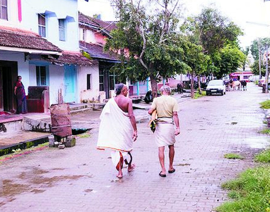 আগে মাত্তুরের মূলত সাঙ্কেথিরাই থাকতেন। তাঁরা সাঙ্কেথি ভাষাতেই কথা বলতেন। ৬০০ বছর আগে কেরালা থেকে প্রাচীন ব্রাক্ষ্মণ সমাজ এই অঞ্চলে বসতি স্থাপন করেছিল। তাঁরাই সাঙ্কেথি বলে পরিচিত। সংস্কৃত, তামিল, কন্নড়, তেলুগু এই তিন ভাষা মিলিয়ে মিশিয়ে কথা বলতেন তাঁরা। সেটাকেই সাঙ্কেথি বলা হত।