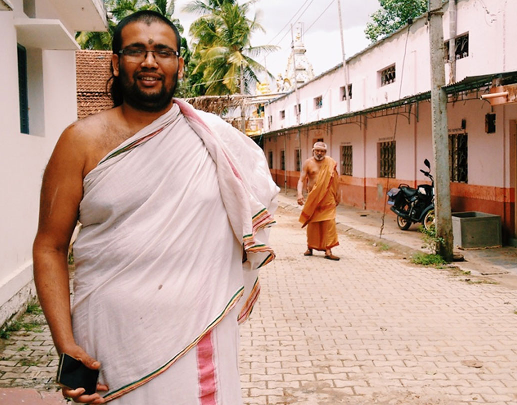 তার মানে এই নয় যে, গ্রামবাসীরা অন্য কোনও ভাষা শেখেন না। দৈনন্দিন জীবনে সংস্কৃতকে সবচেয়ে বেশি গুরুত্ব দেন তাঁরা। পাশাপাশি ইংরাজি, কন্নড়ের মতো প্রয়োজনীয় সব ভাষাতেই সমান পারদর্শী তাঁরা।