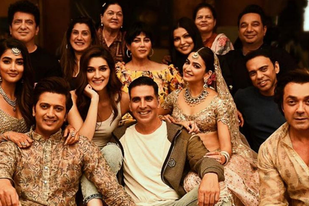 হাউসফুল ৪: কমেডি ফিল্ম হাউসফুল সিরিজের চতুর্থ পর্ব এটি। সবচেয়ে বেশি বাজেটের কমেডি ফিল্ম হতে চলেছে এটি। এই বছরেই দিওয়ালিতে মুক্তি পাবে ফিল্মটি।