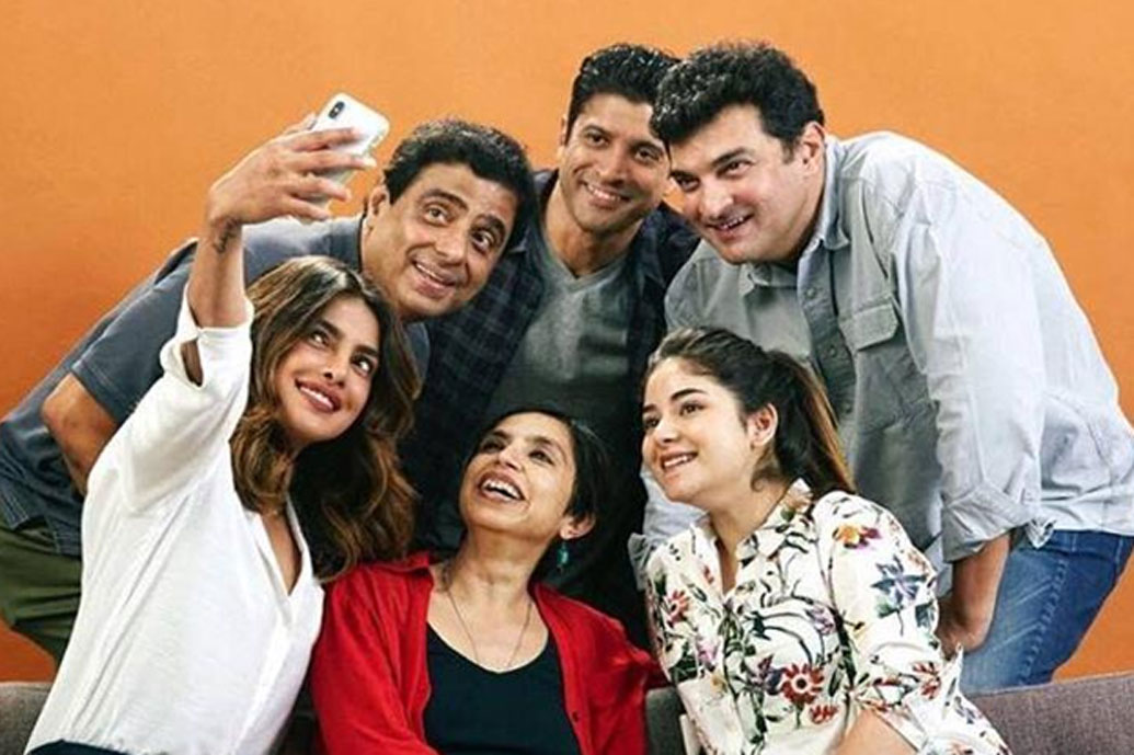 দ্য স্কাই ইজ পিঙ্ক: মোটিভেশনাল বক্তা আয়েশা চৌধুরির জীবন থেকে অনুপ্রাণিত ফিল্ম দ্য স্কাই ইজ পিঙ্ক। সোনালি বসুর পরিচালনায় এই ফিল্মের মূল চরিত্রে দেখা যাবে প্রিয়ঙ্কা চোপড়া, ফারহান আখতার, জাইরা ওয়াসিমকে। আগামী ১১ অক্টোবর মুক্তি পাবে ছবিটি।