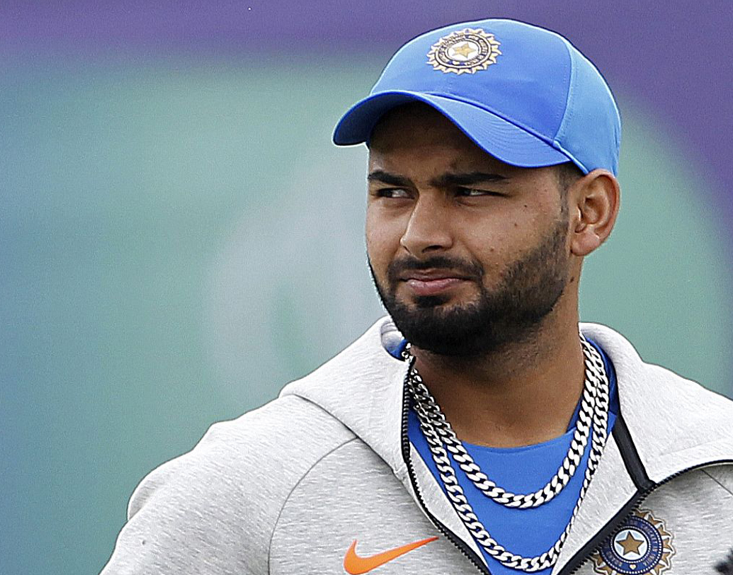 ঋষভ পন্থ (উইকেটরক্ষক)- তাঁর খারাপ শট নির্বাচনের সমালোচনা শুরু হয়েছে বেশ কিছু দিন ধরেই। মোহালিতেও ফের হতাশ করেছেন। যতই সাড়া জাগানো প্রতিভা হোন না কেন, উইকেট ছুড়ে দিয়ে এলে কিন্তু মুশকিল।