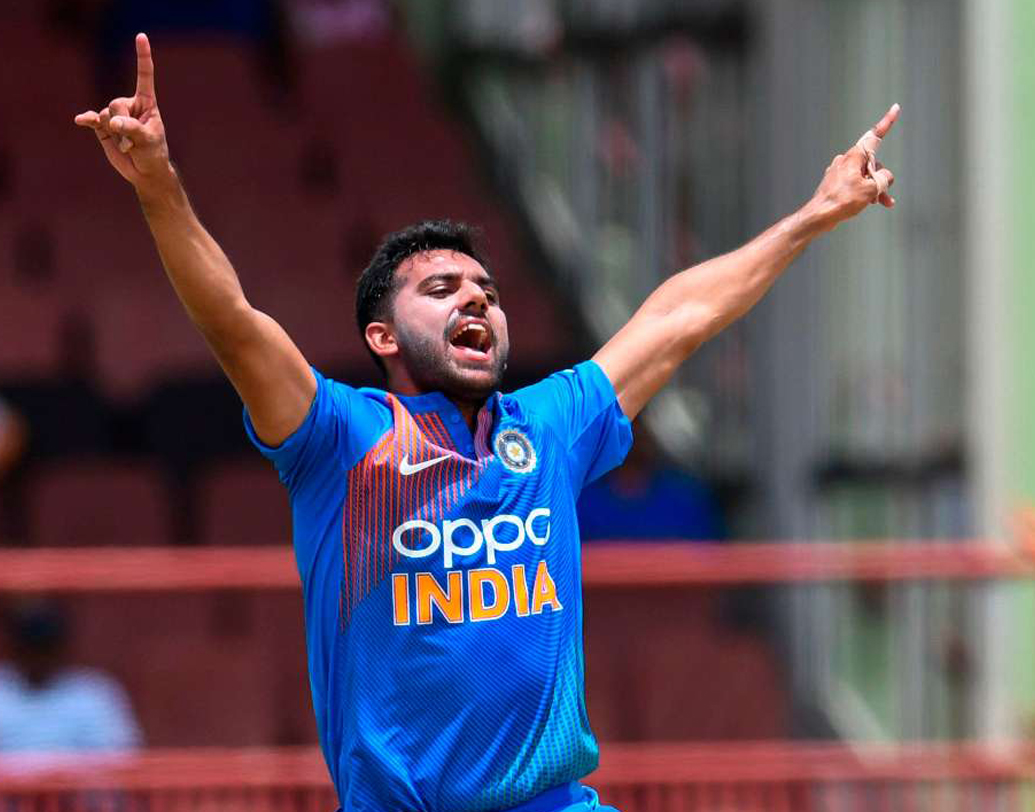 দীপক চাহার- ক্যারিবিয়ান সফরে একমাত্র শেষ টি২০-তে সুযোগ পেয়েছিলেন। তিন ওভার বল করে চার রান দিয়ে তুলে নিয়েছিলেন তিন উইকেট। মোহালিতেও সুইংয়ে নজর কেড়েছেন। নিয়েছেন দুই উইকেট।