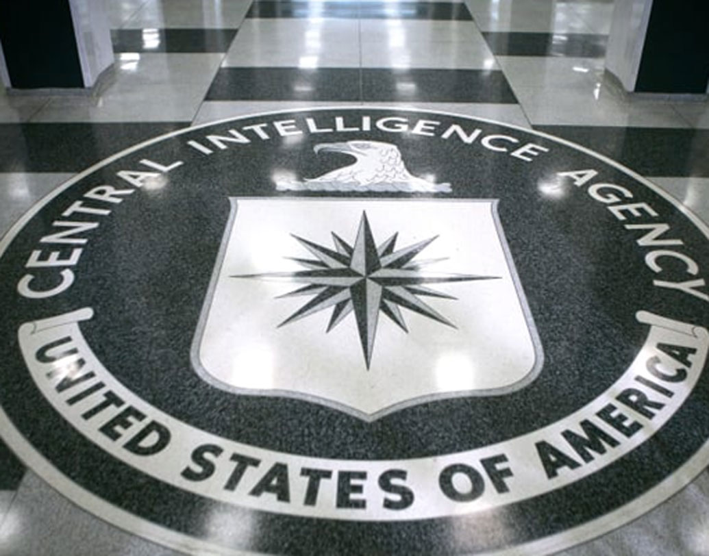 ১৯৮১ সালে টাইম ট্রাভেল করে ফিরে আসার পরই সিআইএ-র গোয়েন্দারা তাঁর কাছ থেকে আসল ছবিটা নিয়ে নেন। তার আগেই অবশ্য তার একটা কপি করে রেখেছিলেন স্মিথ। সেটাই ভিডিয়োয় দেখিয়েছেন।