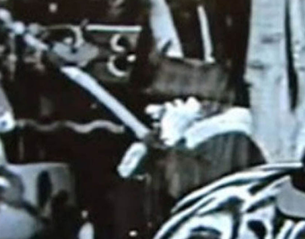 টাইম ট্রাভেলকে সত্যি প্রমাণ করতে একাধিক ছবিও সামনে এসেছে বহুবার। যেগুলির মধ্যে অনেকে টাইম ট্রাভেলের প্রমাণ খুঁজেছেন। যেমন পাশের এই ছবিটা। ভাল করে দেখুন তো, ছবির মহিলা কি মোবাইলে কথা বলছেন?