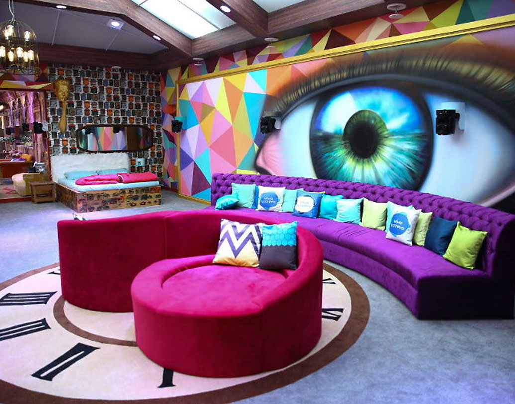 সেটা পেরিয়ে গিয়েই প্রতিযোগীরা পৌঁছে যাবেন বৈঠকখানায়। এই বৈঠকখানাই হল বিগ বসের ‘হৃদয়’। এই লিভিং রুমেই তাঁদের বিভিন্ন টাস্ক দেওয়া হবে, এই লিভিং রুমে বসেই তাঁরা একে অপরের প্রতি ক্ষোভ-ভালবাসা জাহির করবেন। তাই সবচেয়ে সাজানো-গোছানো থাকে বিগ বসের লিভিং রুমই।