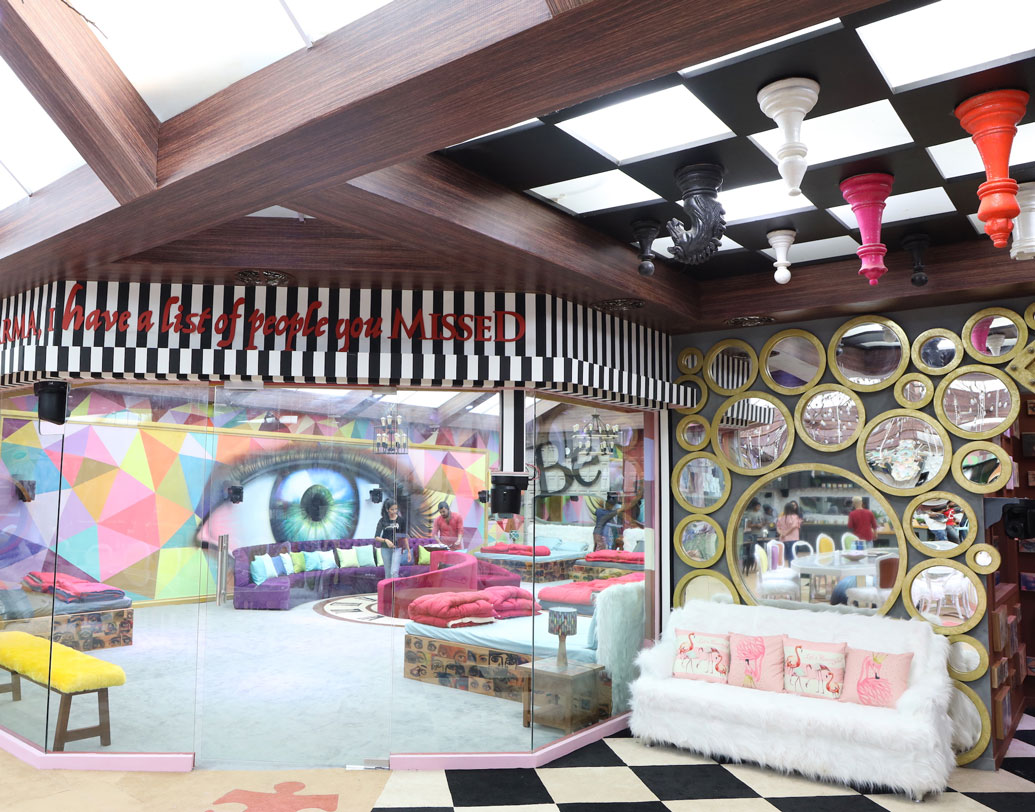 বিগ বস ঘরের এই জায়গায় ছাদ যেন উল্টানো। দাবার বড় বড় ঘুঁটি উল্টো হয়ে যেন ঝুলছে সেখানে। এ বারে বিগ বসের পুরো বাড়িটাই অন্যবারের তুলনায় একটু অন্য ভাবে সাজানো হয়েছে। সারা বাড়িতেই সেটা নজরে পড়বে।